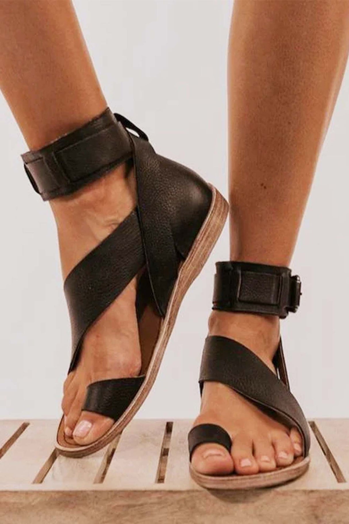 Crisscross Flat Sandals for Women β Effortless Style & Comfort