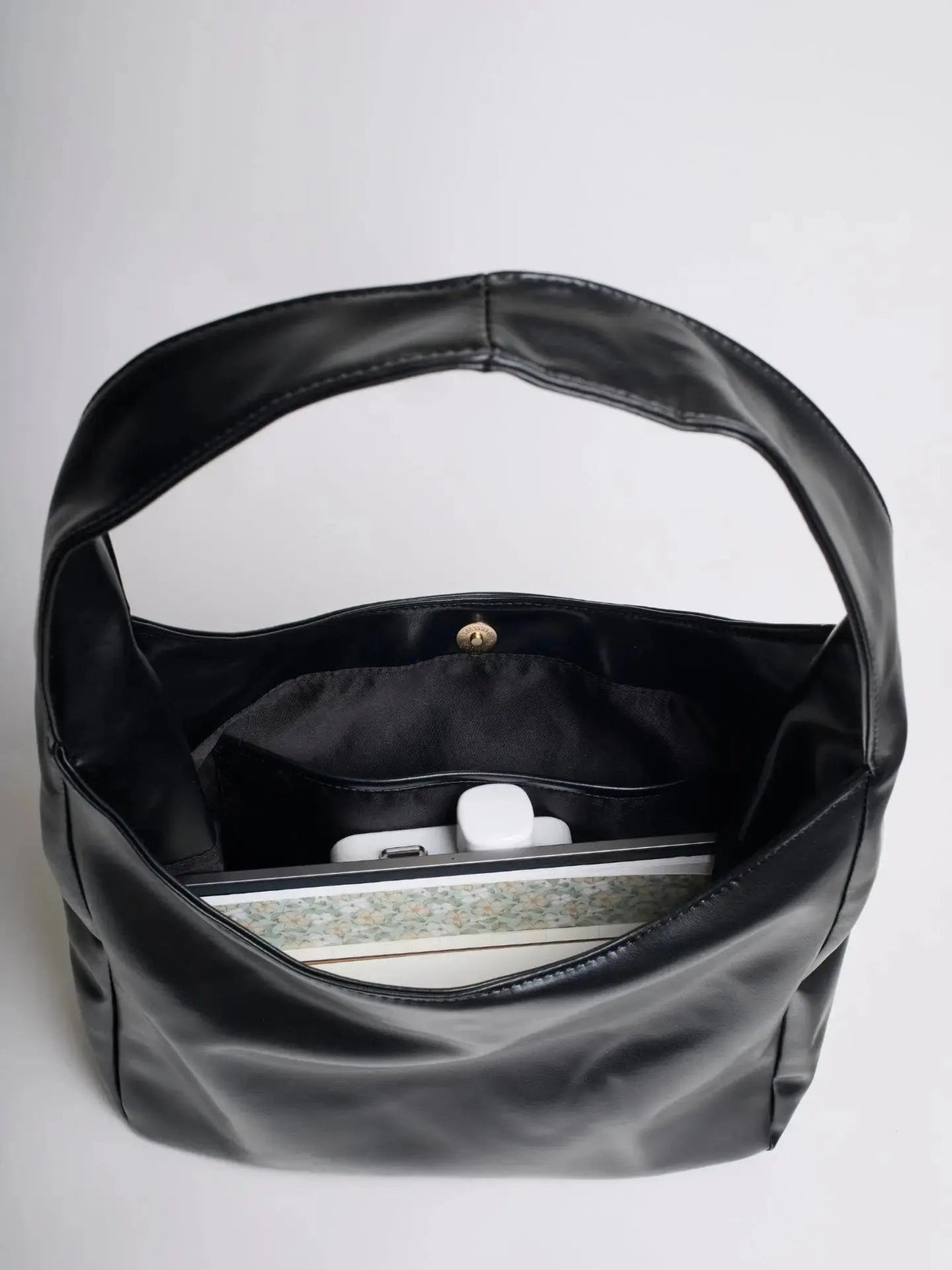 Minimalist Laptop Bag for Women – Stylish & Functional Design for Everyday Use