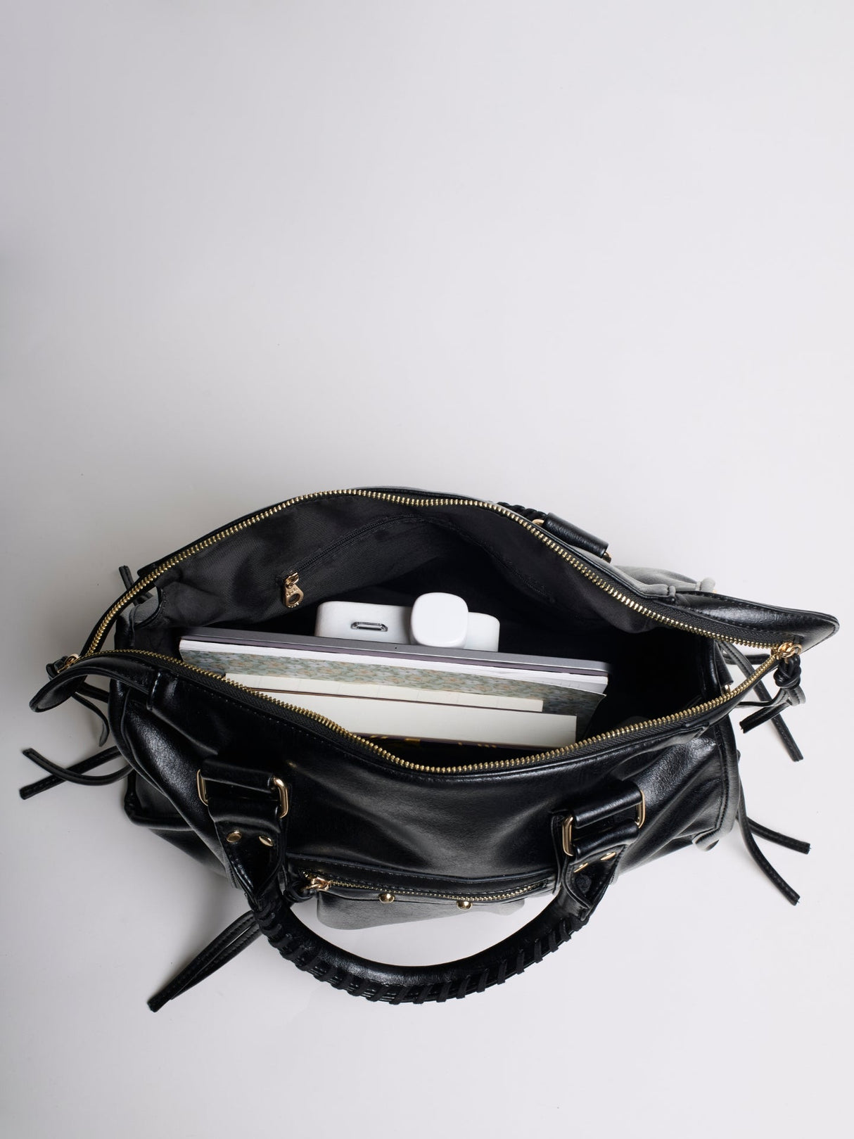 Sleek Laptop Bag for Women – Stylish & Versatile Design for 13-Inch Laptops