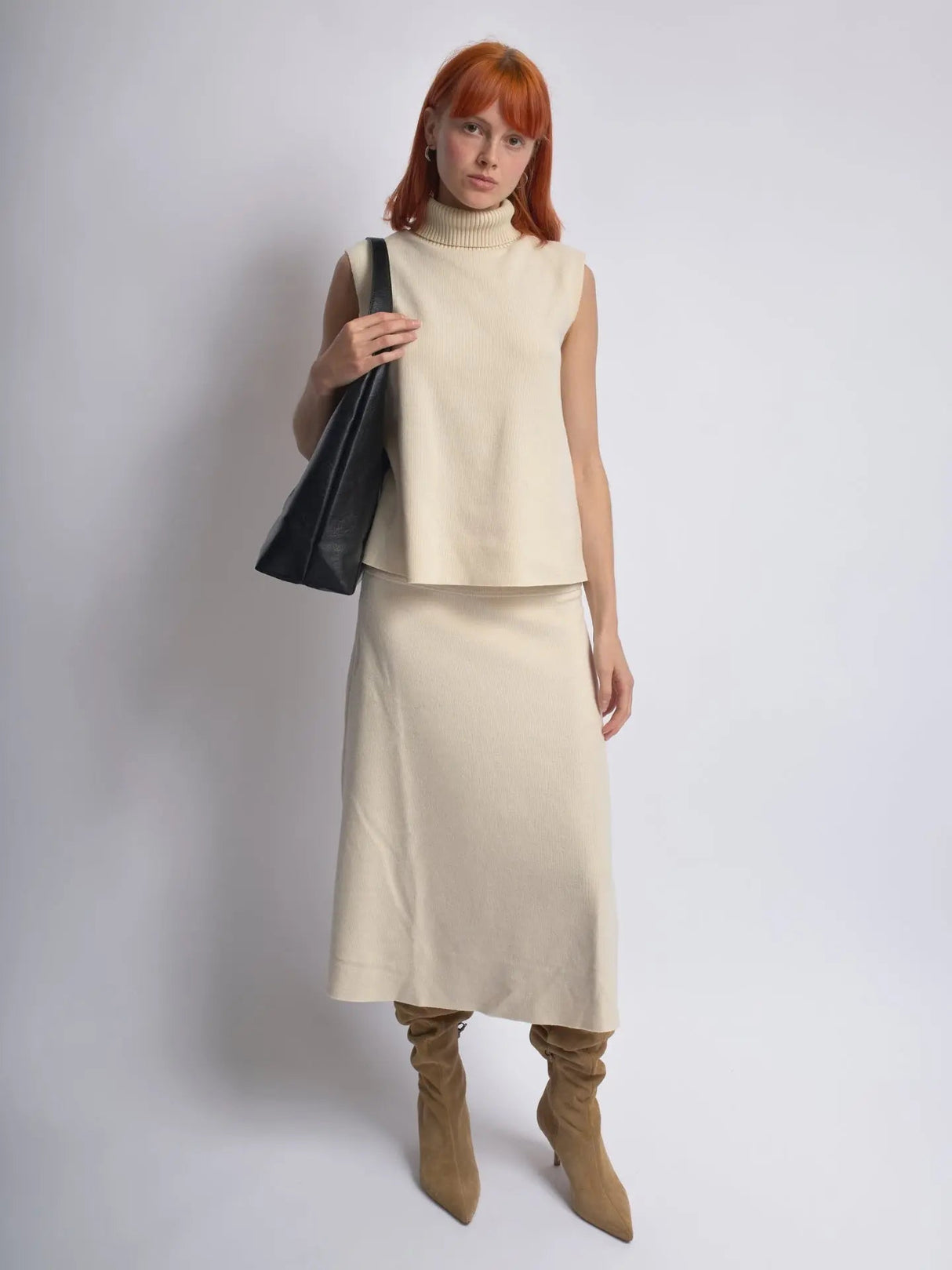 Sleek Shoulder Bag for Women – Spacious Design & Stylish Aesthetic