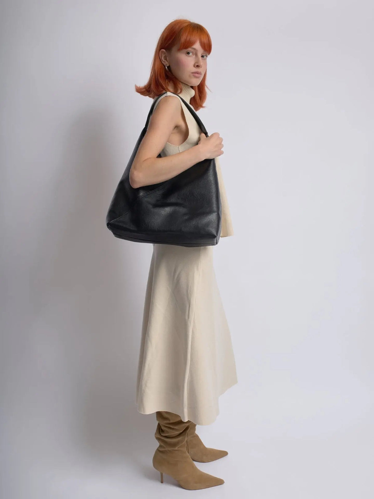 Sleek Shoulder Bag for Women – Spacious Design & Stylish Aesthetic