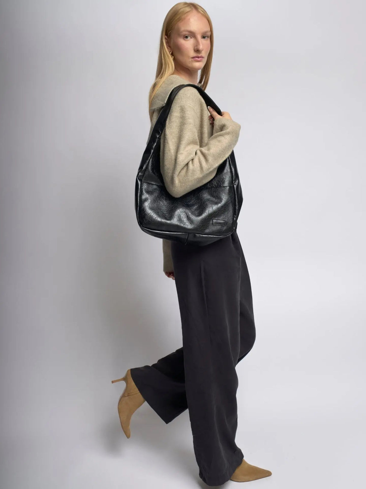 Spacious Shoulder Bag for Women – Stylish & Functional